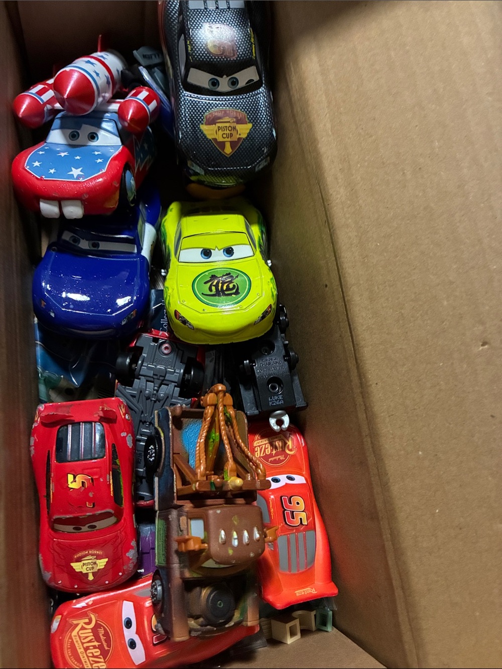 Disney cars: lighting Cars Assorted Die-Cast and plastic Cars Disney Toy Car.